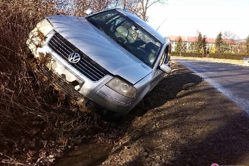 Straciła panowanie nad autem, wjechało do rowu - zdjęcie 2