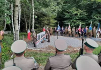 To miejsce jest ewenementem w skali kraju - obelisk na dawnym alianckim zrzutowisku - zdjęcie główne