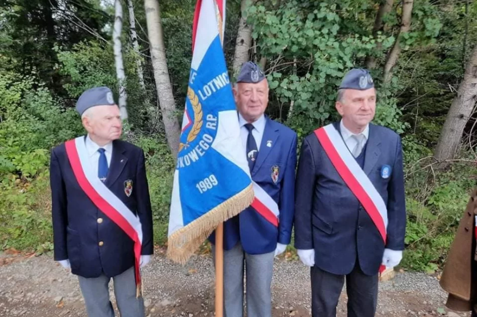 To miejsce jest ewenementem w skali kraju - obelisk na dawnym alianckim zrzutowisku - zdjęcie 3