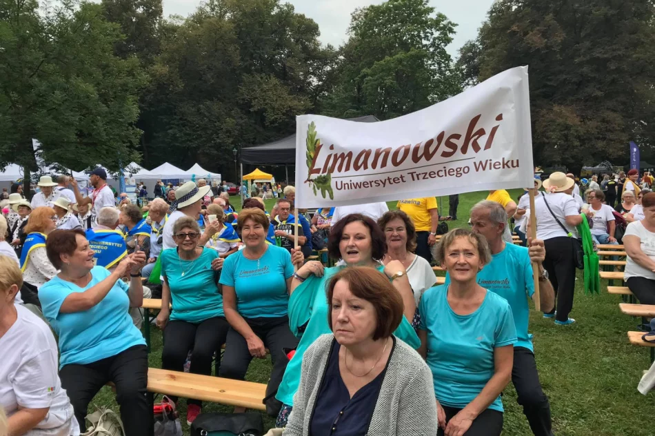  Członkowie Limanowskiego Uniwersytetu Trzeciego Wieku na VIII Międzynarodowych SENIORALIACH w Krakowie  - zdjęcie 2