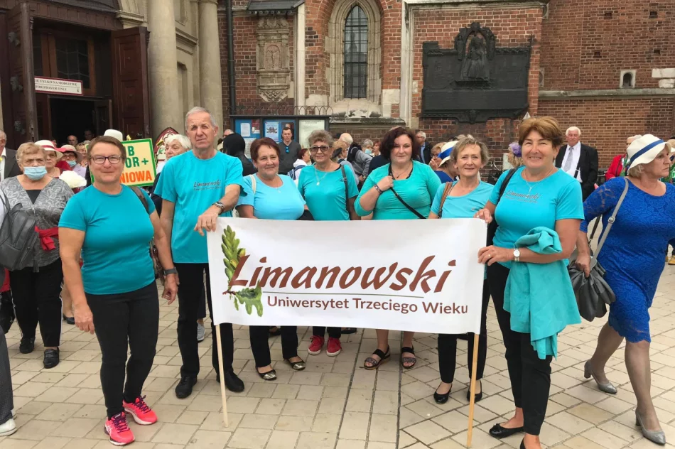  Członkowie Limanowskiego Uniwersytetu Trzeciego Wieku na VIII Międzynarodowych SENIORALIACH w Krakowie  - zdjęcie 3