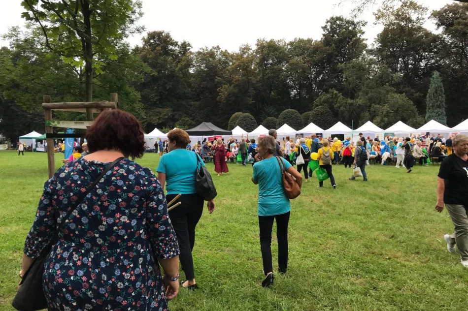  Członkowie Limanowskiego Uniwersytetu Trzeciego Wieku na VIII Międzynarodowych SENIORALIACH w Krakowie  - zdjęcie 7