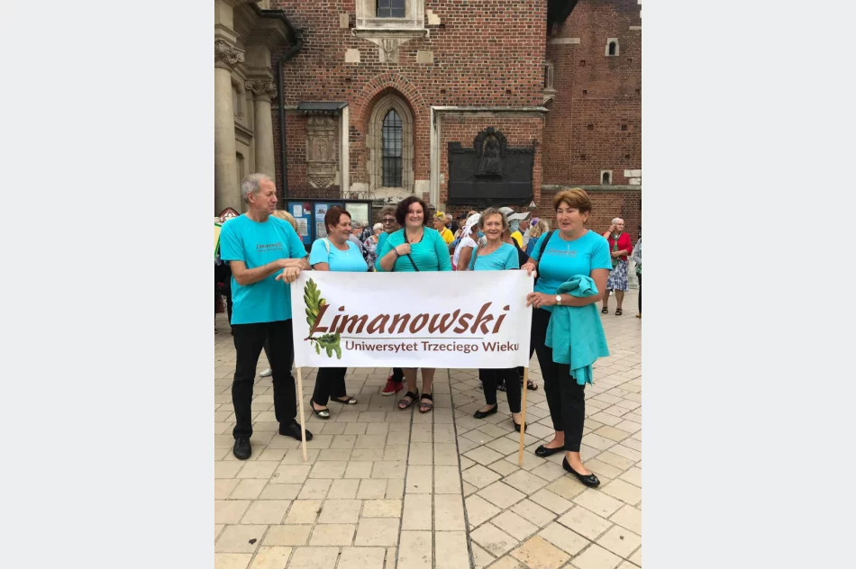  Członkowie Limanowskiego Uniwersytetu Trzeciego Wieku na VIII Międzynarodowych SENIORALIACH w Krakowie  - zdjęcie 13