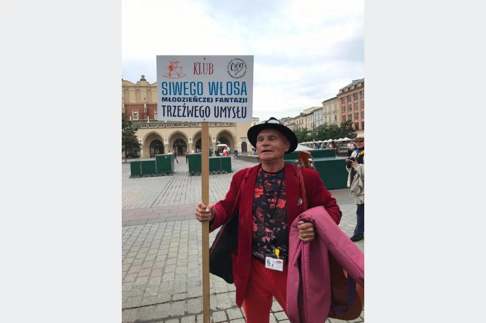  Członkowie Limanowskiego Uniwersytetu Trzeciego Wieku na VIII Międzynarodowych SENIORALIACH w Krakowie  - zdjęcie 16