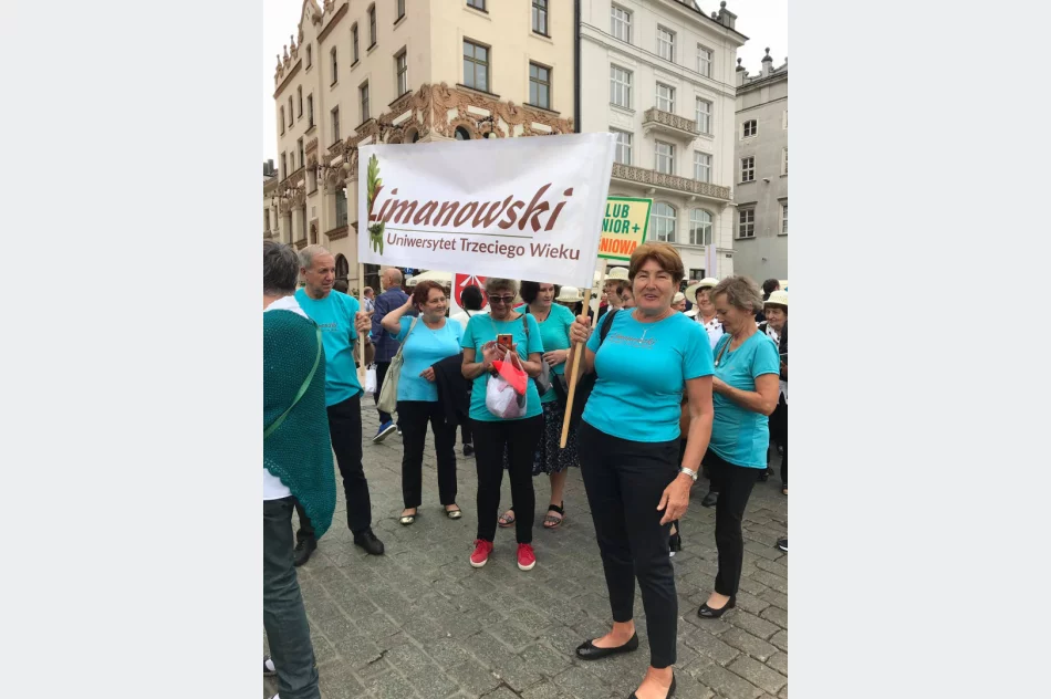  Członkowie Limanowskiego Uniwersytetu Trzeciego Wieku na VIII Międzynarodowych SENIORALIACH w Krakowie  - zdjęcie 17