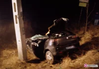 Seat uderzył w słup - jedna osoba ranna - zdjęcie główne