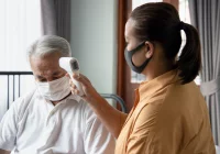 Blisko 900 nowych zakażeń w Polsce, trzy przypadki w powiecie limanowskim. Trzecia dawka, do wszystkich powyżej 50 lat - zdjęcie główne