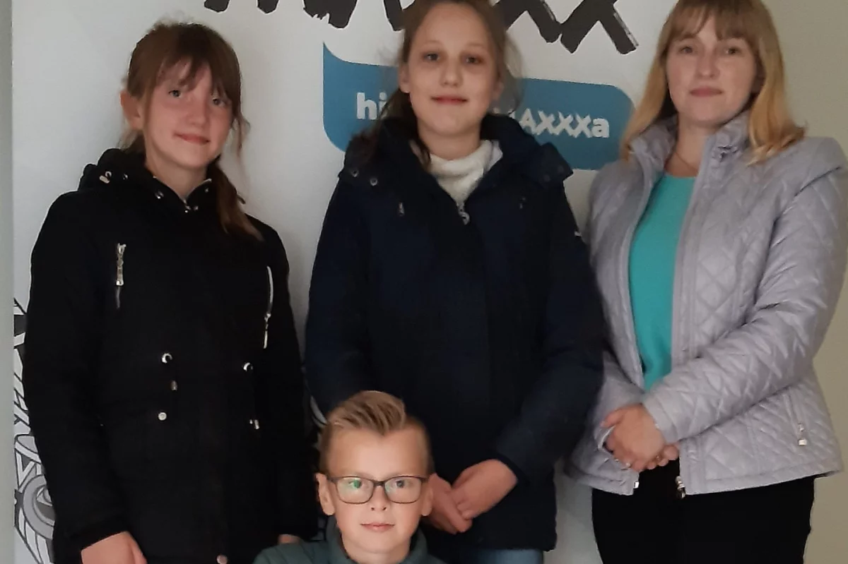  Uczniowie Zespołu Szkolno-Przedszkolnego nr 4 w Limanowej w studiu radiowym RMF Maxxx