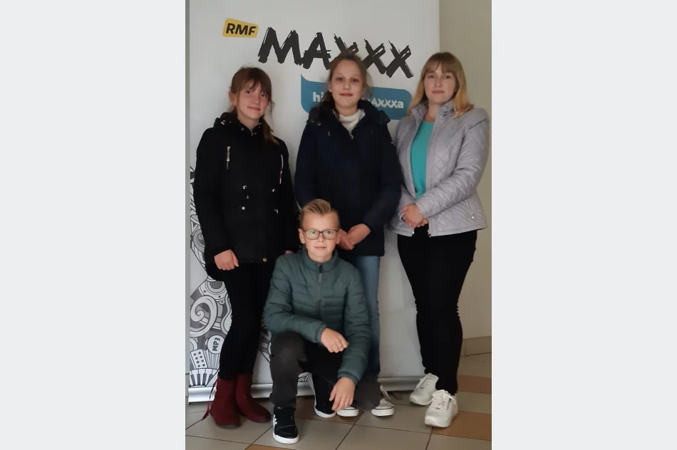  Uczniowie Zespołu Szkolno-Przedszkolnego nr 4 w Limanowej w studiu radiowym RMF Maxxx - zdjęcie 3