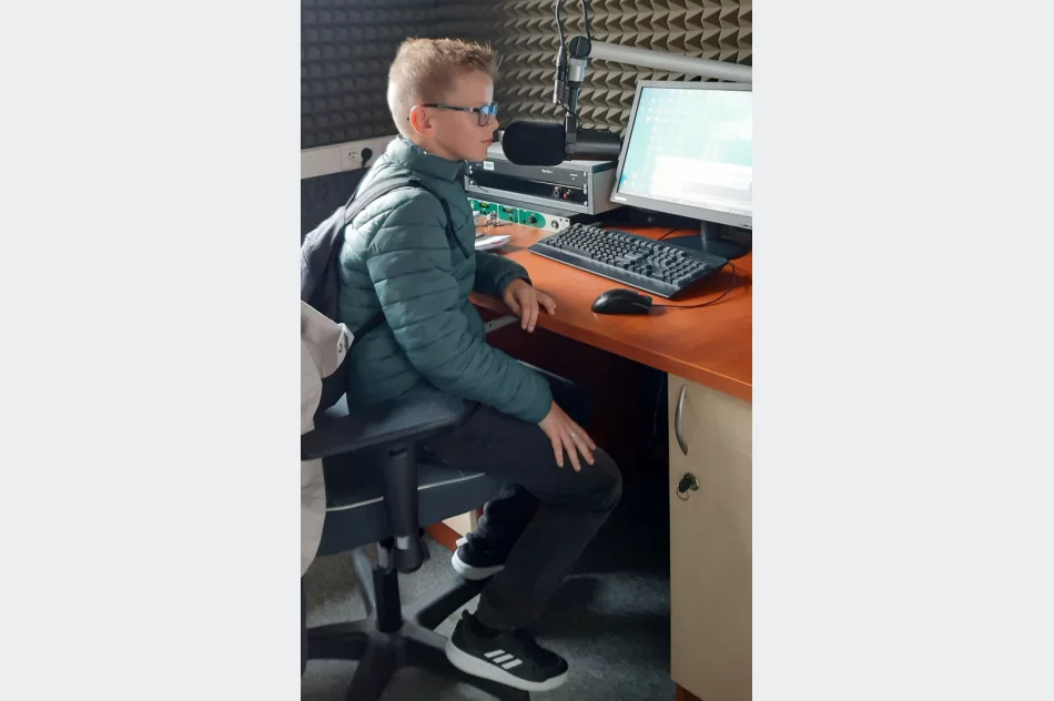  Uczniowie Zespołu Szkolno-Przedszkolnego nr 4 w Limanowej w studiu radiowym RMF Maxxx - zdjęcie 5