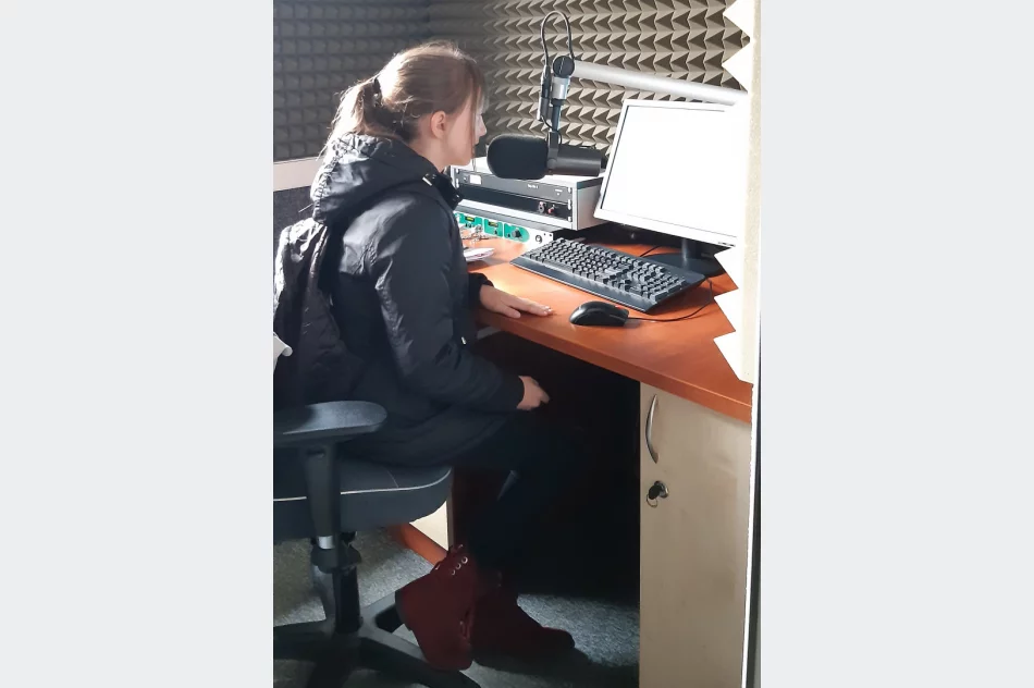 Uczniowie Zespołu Szkolno-Przedszkolnego nr 4 w Limanowej w studiu radiowym RMF Maxxx - zdjęcie 6