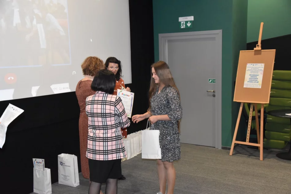 W MBP w Limanowej podsumowano polsko-słowacki konkurs plastyczny - zdjęcie 11