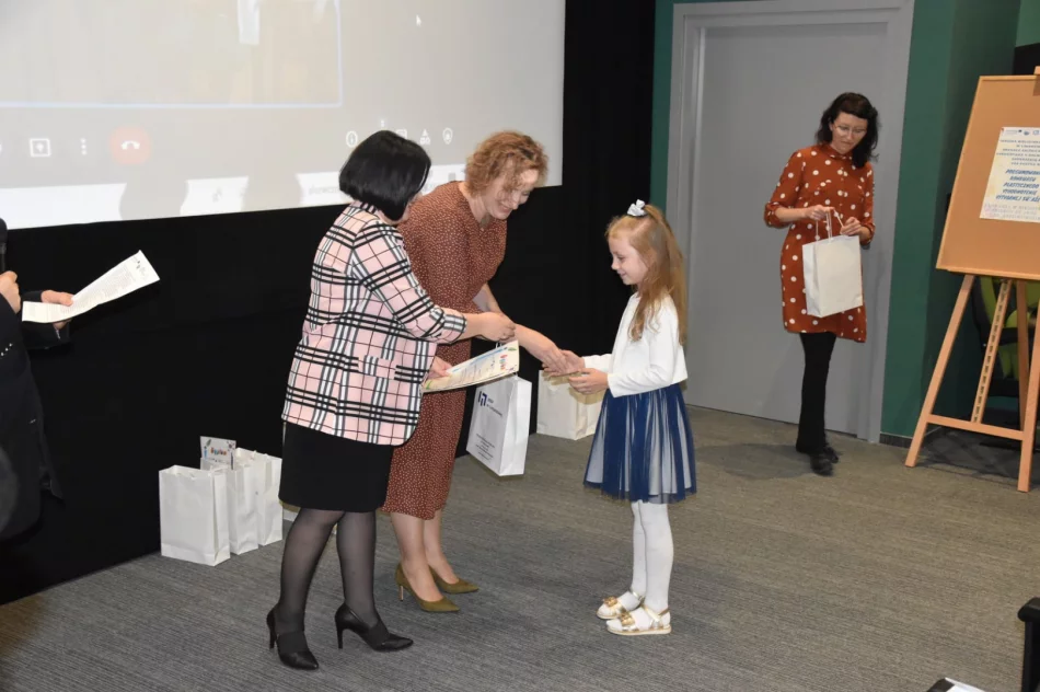 W MBP w Limanowej podsumowano polsko-słowacki konkurs plastyczny - zdjęcie 13