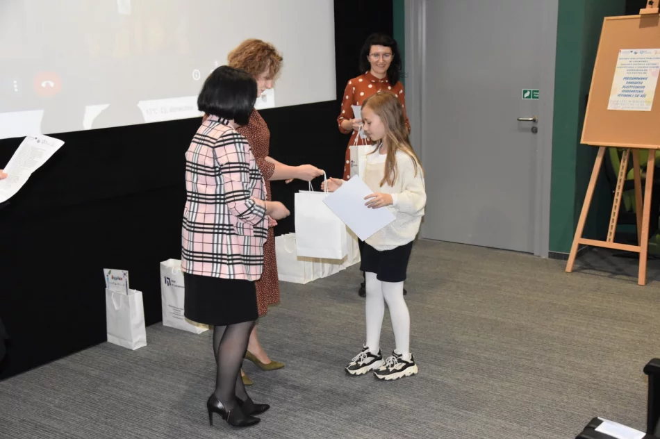 W MBP w Limanowej podsumowano polsko-słowacki konkurs plastyczny - zdjęcie 15