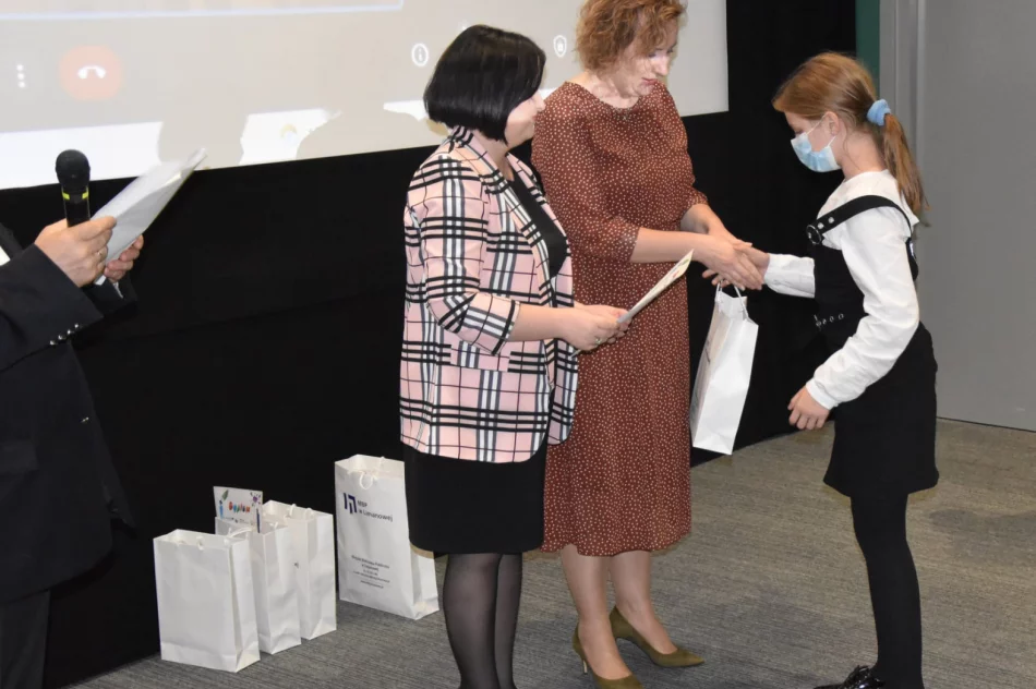 W MBP w Limanowej podsumowano polsko-słowacki konkurs plastyczny - zdjęcie 17