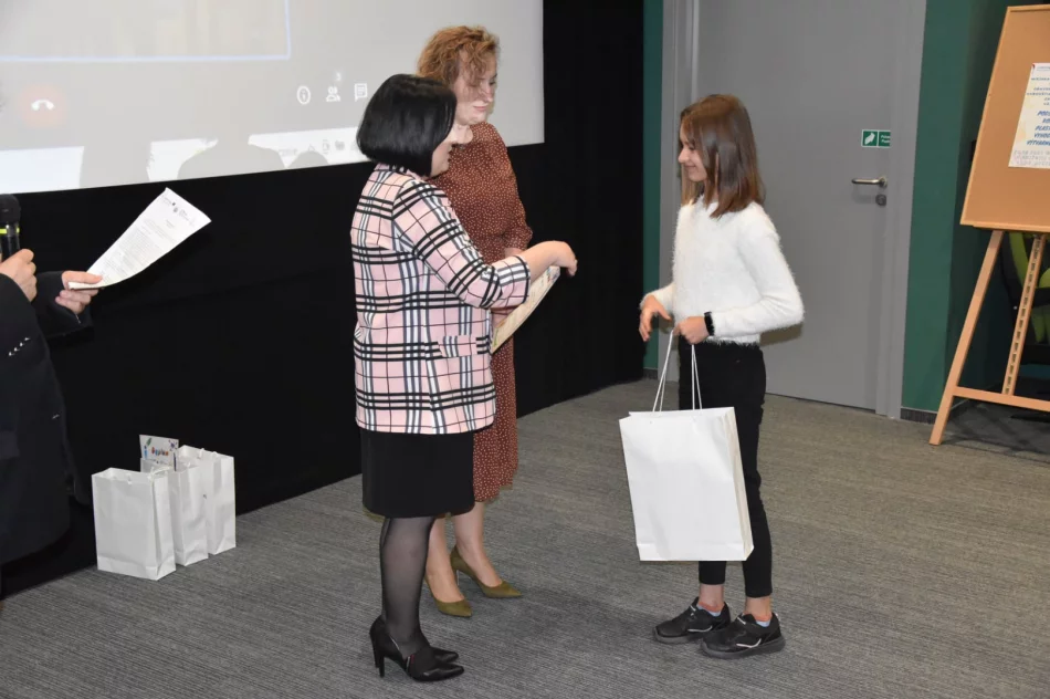 W MBP w Limanowej podsumowano polsko-słowacki konkurs plastyczny - zdjęcie 18