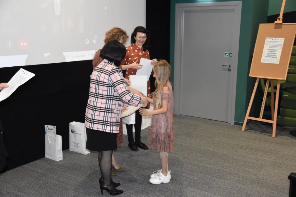 W MBP w Limanowej podsumowano polsko-słowacki konkurs plastyczny - zdjęcie 20