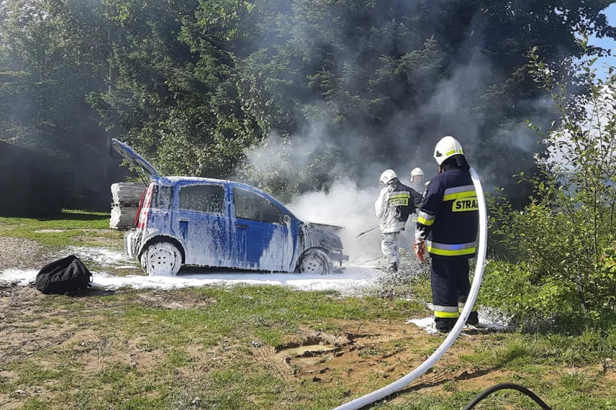 Strażacy ugasili pożar samochodu. Ogień objął komorę silnika