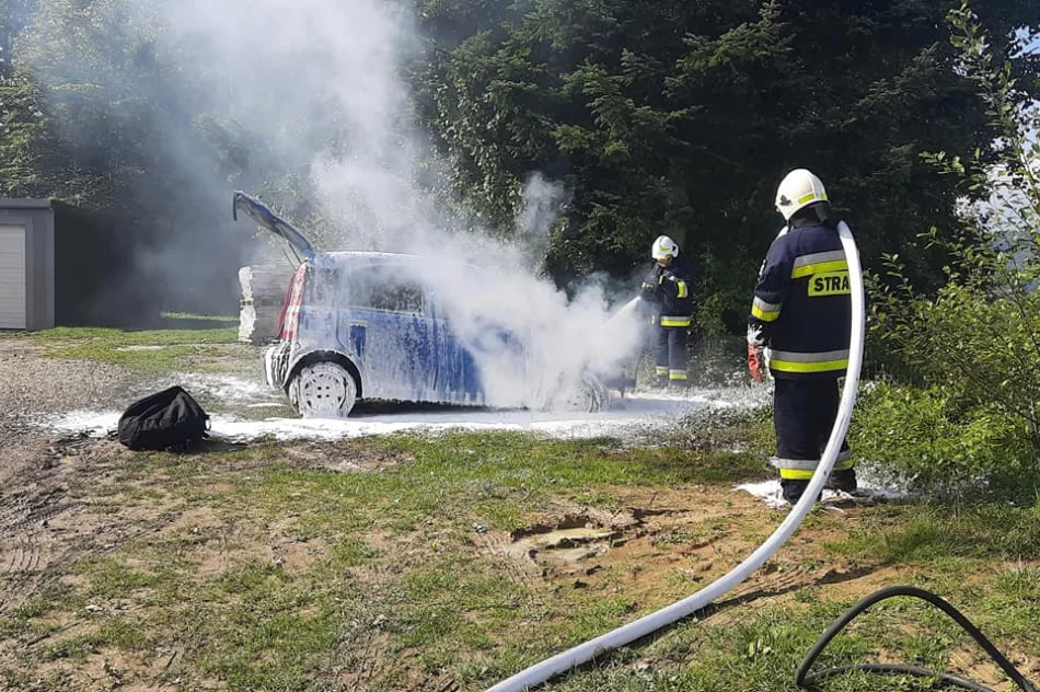 Strażacy ugasili pożar samochodu. Ogień objął komorę silnika - zdjęcie 3