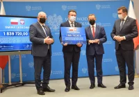 Wójt odebrał promesę - jedyna gmina z Limanowszczyzny z rządowym dofinansowaniem - zdjęcie główne