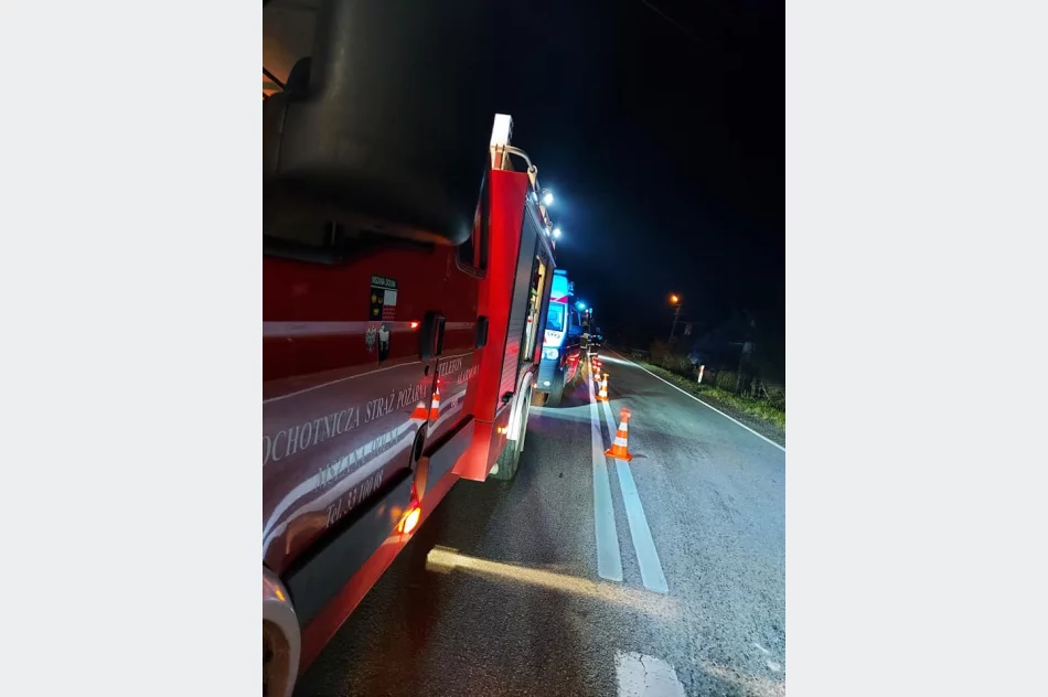 Zderzenie na "krajówce", dwie osoby trafiły do szpitala - zdjęcie 3