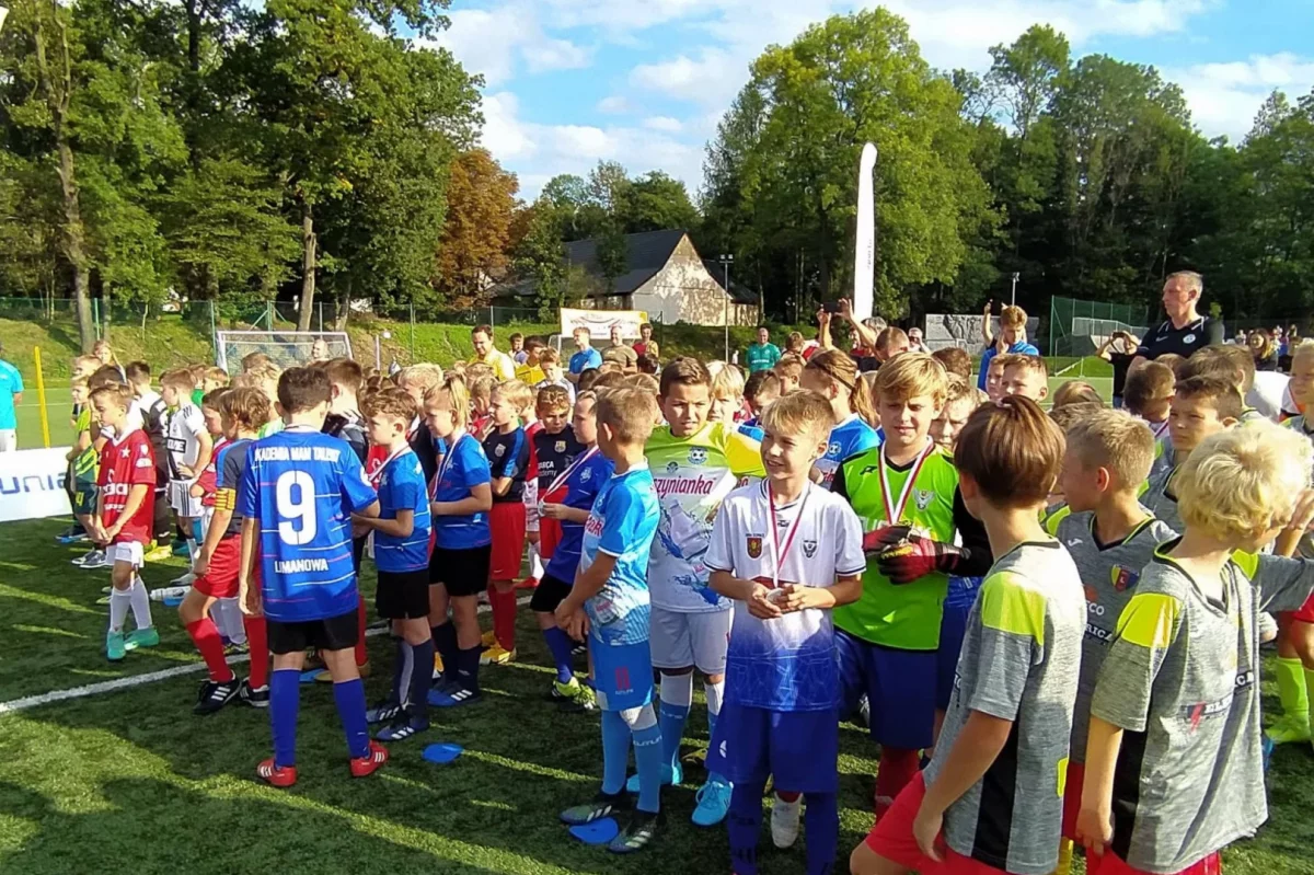 Festiwal piłkarski w Słopnicach. Podążają „Śladami Orłów Górskiego”.