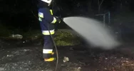Strażacy podczas interwencji na osiedlu romskim obrzuceni kamieniami - zdjęcie 2