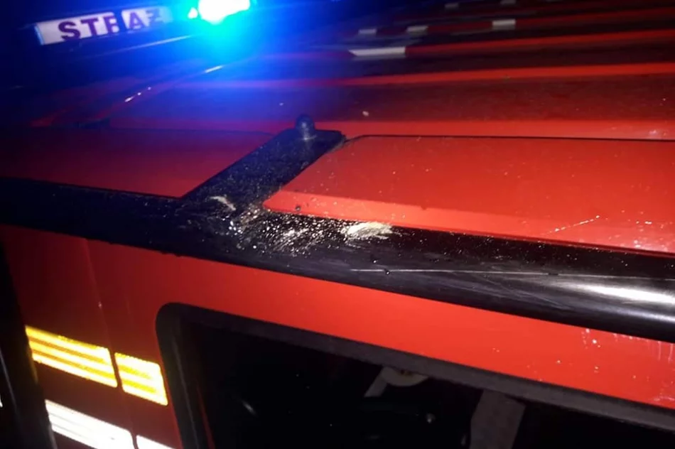 Strażacy podczas interwencji na osiedlu romskim obrzuceni kamieniami - zdjęcie 6