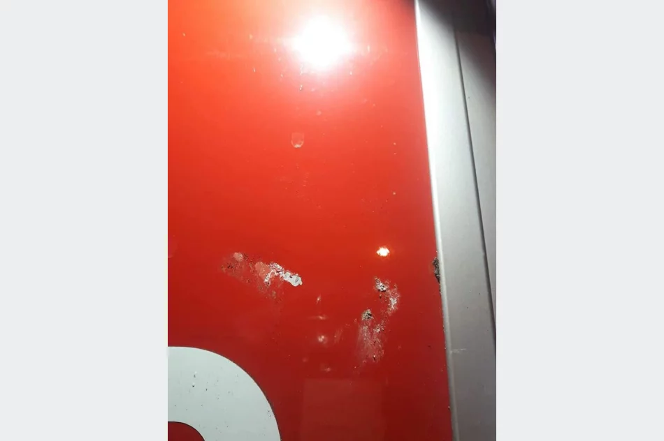 Strażacy podczas interwencji na osiedlu romskim obrzuceni kamieniami - zdjęcie 13