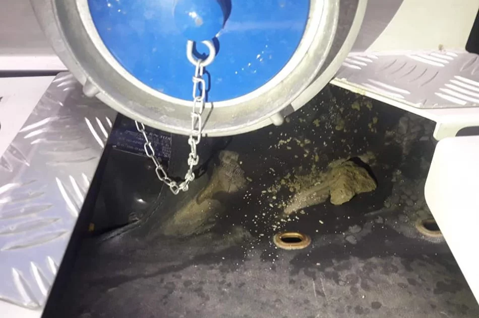 Strażacy podczas interwencji na osiedlu romskim obrzuceni kamieniami - zdjęcie 17