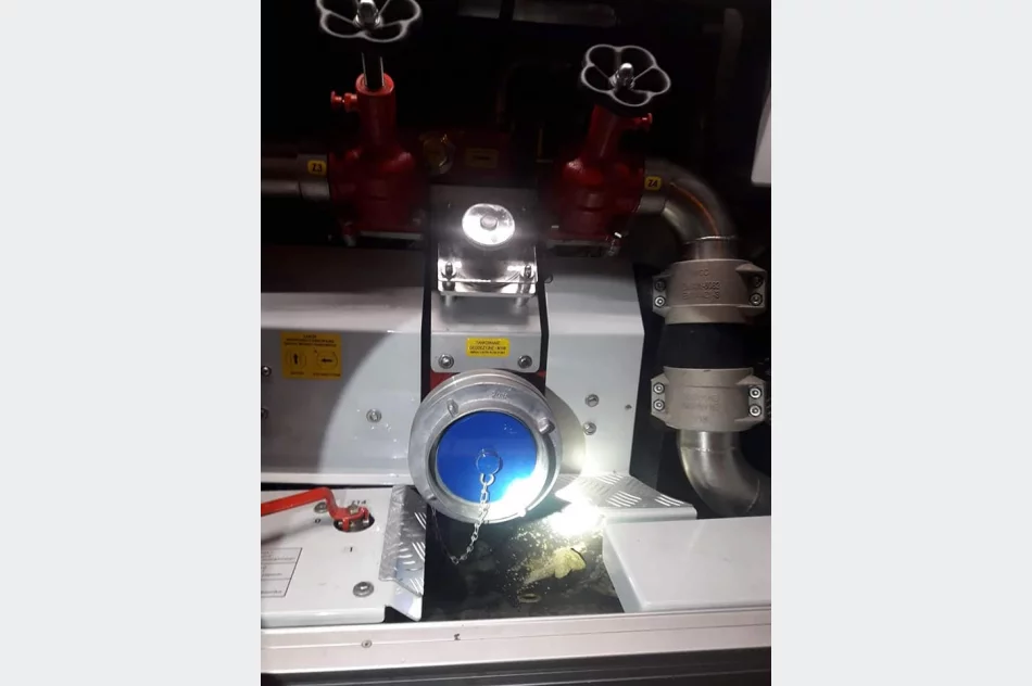 Strażacy podczas interwencji na osiedlu romskim obrzuceni kamieniami - zdjęcie 18