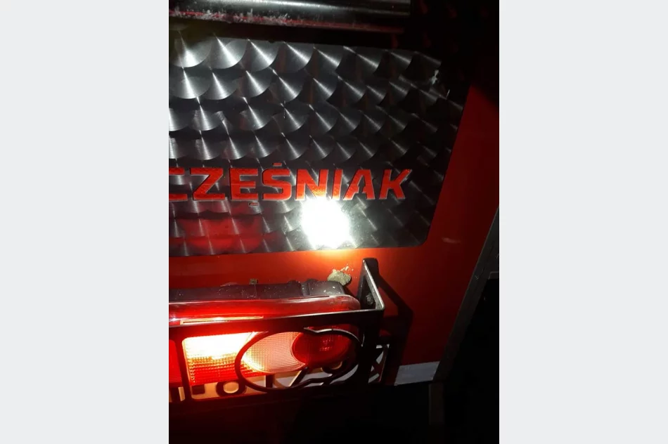 Strażacy podczas interwencji na osiedlu romskim obrzuceni kamieniami - zdjęcie 19