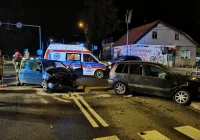 Groźnie wyglądająca kolizja na skrzyżowaniu - zdjęcie główne