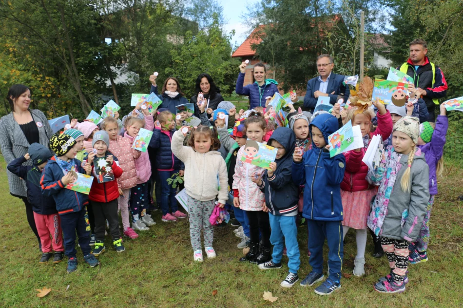 Dąb symbolizujący działania dla ochrony środowiska i klimatu posadzono w Parku Miejskim - zdjęcie 2