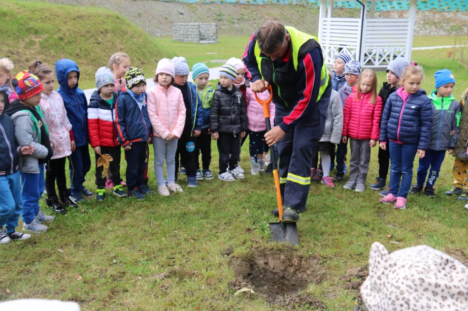 Dąb symbolizujący działania dla ochrony środowiska i klimatu posadzono w Parku Miejskim - zdjęcie 6