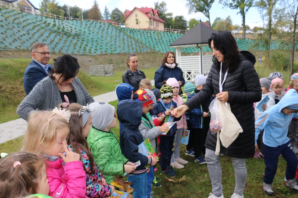 Dąb symbolizujący działania dla ochrony środowiska i klimatu posadzono w Parku Miejskim - zdjęcie 7