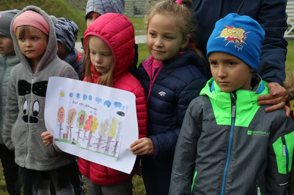 Dąb symbolizujący działania dla ochrony środowiska i klimatu posadzono w Parku Miejskim - zdjęcie 8