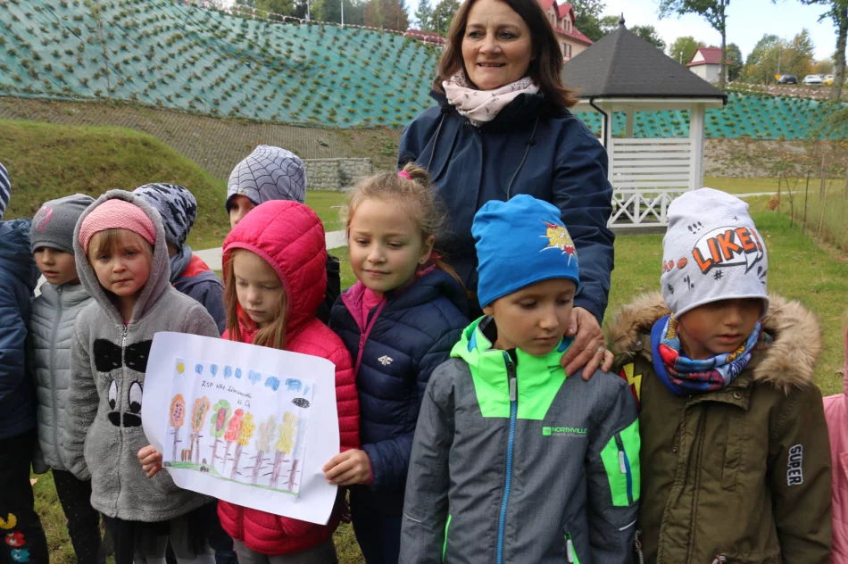 Dąb symbolizujący działania dla ochrony środowiska i klimatu posadzono w Parku Miejskim - zdjęcie 9