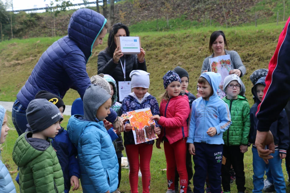 Dąb symbolizujący działania dla ochrony środowiska i klimatu posadzono w Parku Miejskim - zdjęcie 10
