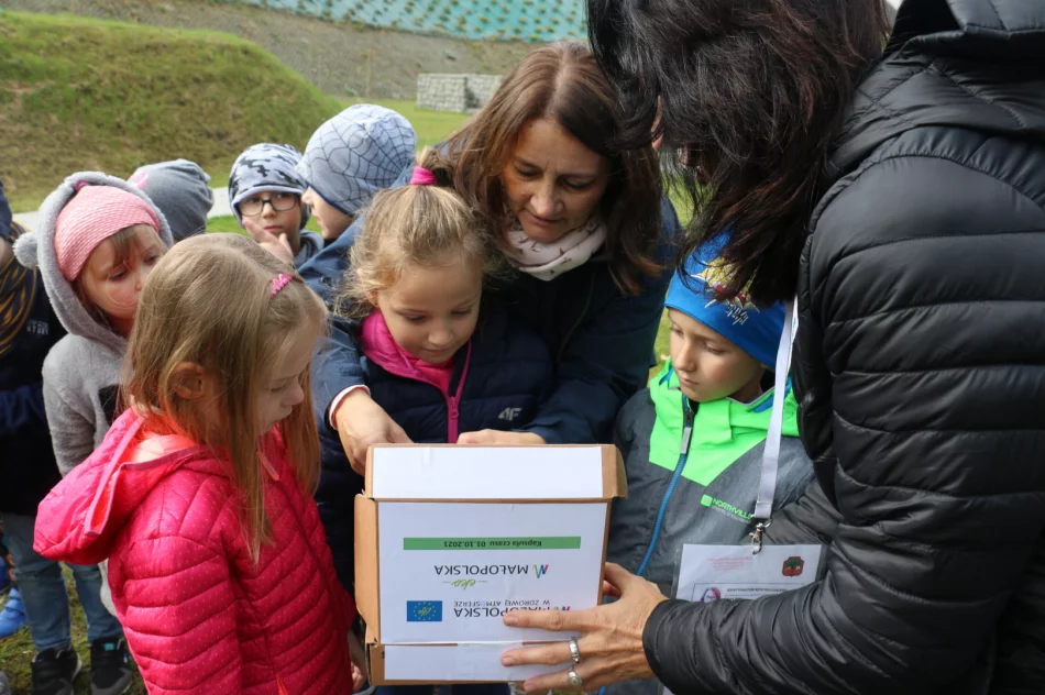 Dąb symbolizujący działania dla ochrony środowiska i klimatu posadzono w Parku Miejskim - zdjęcie 11