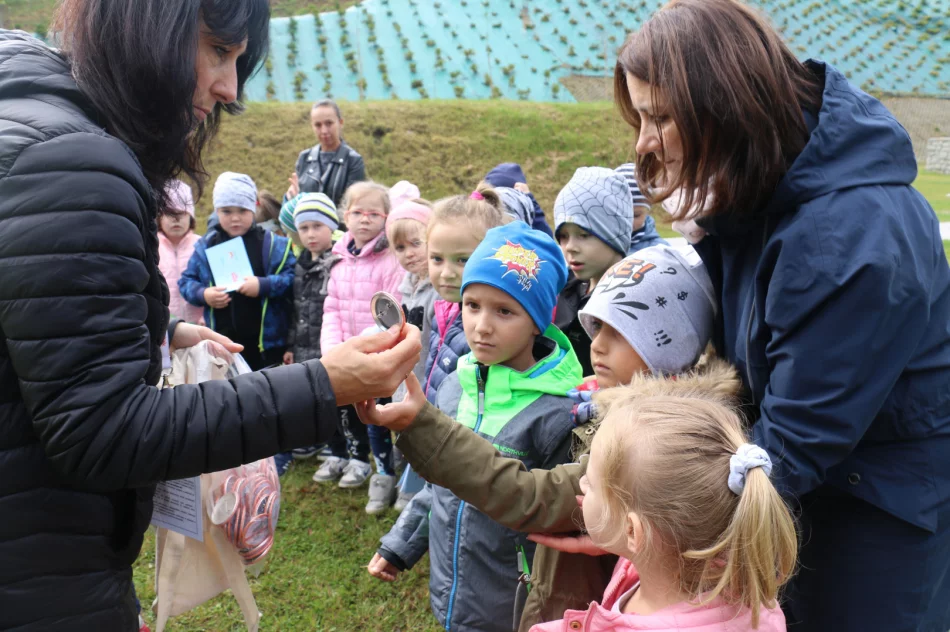 Dąb symbolizujący działania dla ochrony środowiska i klimatu posadzono w Parku Miejskim - zdjęcie 12