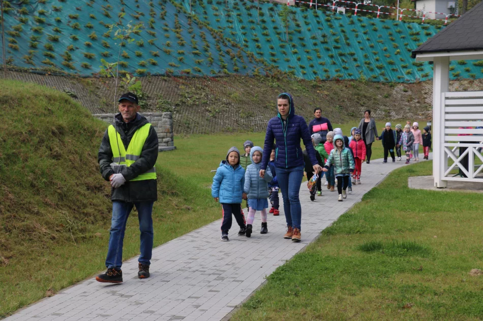 Dąb symbolizujący działania dla ochrony środowiska i klimatu posadzono w Parku Miejskim - zdjęcie 13