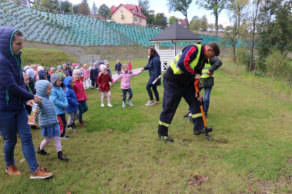 Dąb symbolizujący działania dla ochrony środowiska i klimatu posadzono w Parku Miejskim - zdjęcie 14