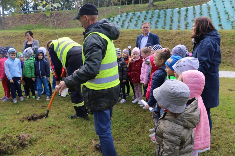 Dąb symbolizujący działania dla ochrony środowiska i klimatu posadzono w Parku Miejskim - zdjęcie 15