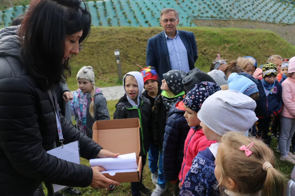 Dąb symbolizujący działania dla ochrony środowiska i klimatu posadzono w Parku Miejskim - zdjęcie 20