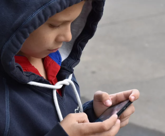 Jak smartfon szkodzi rozwojowi dziecka? - zdjęcie główne