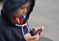 Ciągle wydłuża się czas spędzany przez nastolatków w sieci. Problemy z bólem głowy i zaburzeniami snu - zdjęcie główne