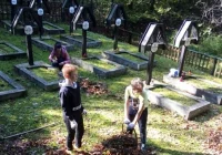 Uczniowie uporządkowali żołnierskie mogiły - zdjęcie główne