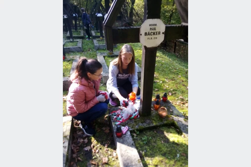 Uczniowie uporządkowali żołnierskie mogiły - zdjęcie 2