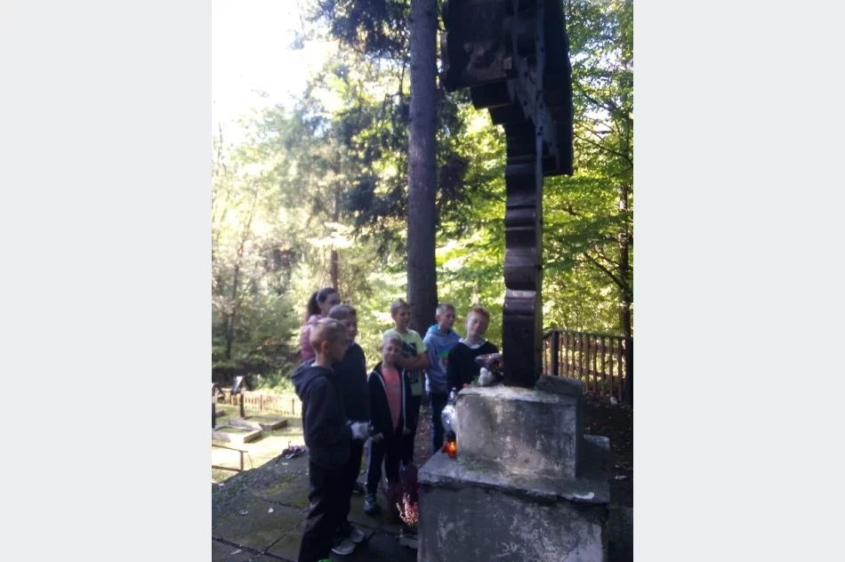 Uczniowie uporządkowali żołnierskie mogiły - zdjęcie 3